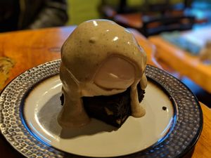 Brownie à la mode avec sauce caramel de champignon at Julia's Vegetarian Restaurant in Pacific Grove