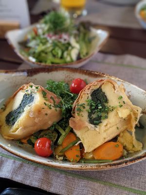 Spinat-Erdäpfelstrudel mit Gemüse at Lindenhof in Millstatt