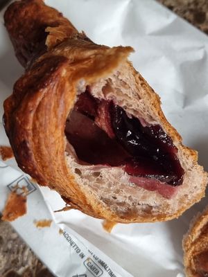Blackberry and elderflower croissant at CheBon in Venice