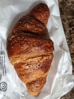 Blackberry and elderflower croissant at CheBon in Venice