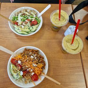 Bowls with BBQ-"chicken" and tofu at Malibu Nation in Basel