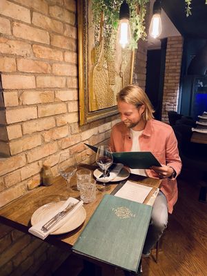 Atmospheric browsing of vegan options at Tabbouli - Södermalm in Stockholm