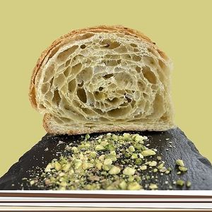 vegan pistacchio cornetto at Les Plus Bon in Tortoreto