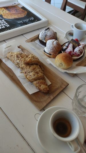 Cornetto, pasticcini und Bio Espresso at Les Plus Bon in Tortoreto