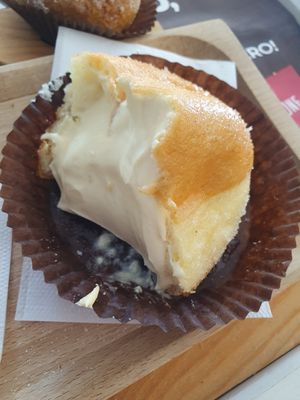 Bombolone alla crema chantilly fatta da loro at Les Plus Bon in Tortoreto