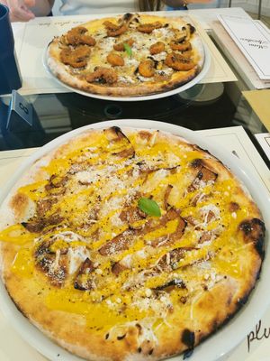 Pizza carbonara vegan und Pizza "les plus von" at Les Plus Bon in Tortoreto