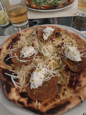 Pizza mortadella vegan e pistacchio con spalmabile vegan at Les Plus Bon in Tortoreto