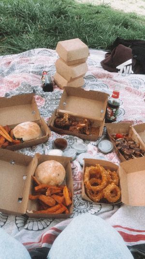 Delivery🙌🏽 hamburguesas Guakame, muslitos Texas (de coliflor que no parece coliflor), aritos de cebolla y brochetas teriyaki 🤤 at Guakame Street Food in Valencia
