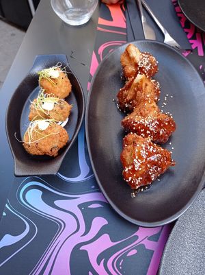 2 xroquetas de shiitake y lima, 1 croqueta de calabacín y zanahoria y los muslitos Texas at Guakame Street Food in Valencia