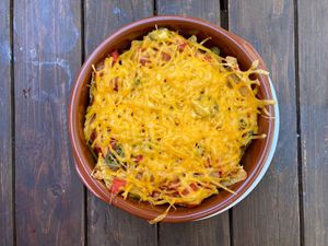 Nachos herbívoros: totopos de maíz, cebolla y pimientos salzonados tex-mex, jalapeños y cheddar vegano fundido. at Sunset in Alp