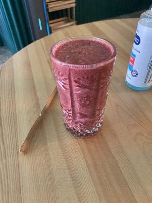 red smoothie at Nudie Foodie in Athens