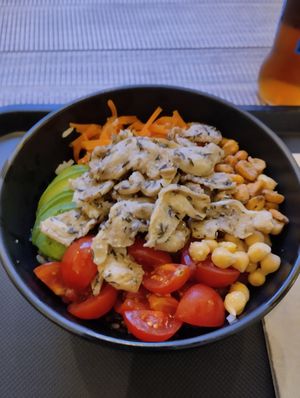 Poke con sojalitas, cherrys, millo frito, cenoura, garavanzos e aguacate cunha base de arroz at KOA Poke in Ourense