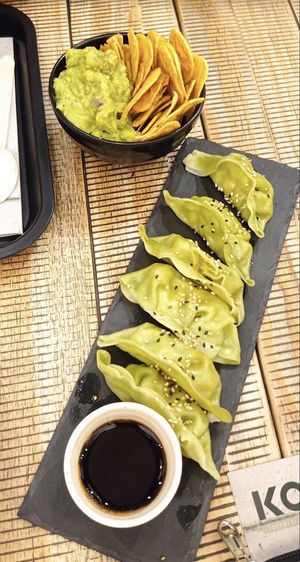 Gyozas vegetales y nachos con guacamole   at KOA Poke in Ourense