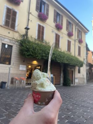 Lemon Kiwi mit der Eisdiele im Hintergrund...  at La Casa del Dolce in Salo
