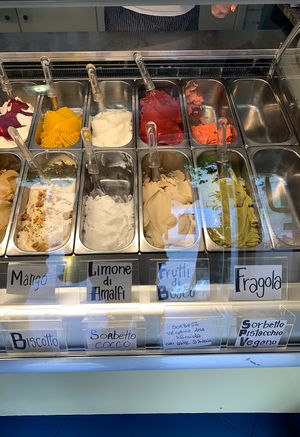 Bis auf das Biscotto sind diese Sorten vegan.  at La Casa del Dolce in Salo