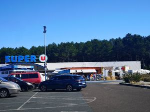 Next to the supermarket at Chez Tonton in Messanges