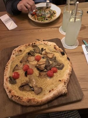 Hummus Pizza & Asia Udon Nudeln with Tofu at Das Eggenberg in Graz