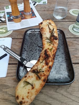 Pizzabrot mit Rosmarin at Das Eggenberg in Graz