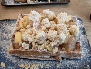 Apple Crumble Waffel at Brot & Stühle in Ulm
