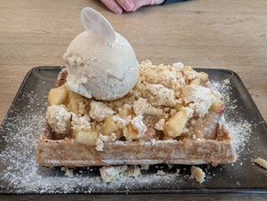 Apple Crumble Waffel mit Vanilleeis at Brot & Stühle in Ulm