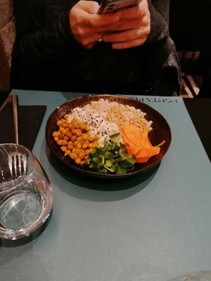 Poke bowl at Porta Ferro in Manresa