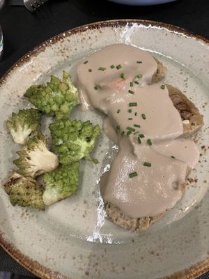 Redondo de seitan con salsa de setas y brócoli  #Veganuary at Porta Ferro in Manresa