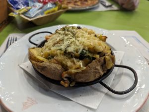 Jacket Potato with vegetables and vegan cheese at Daneku Ecológico in Benalmadena