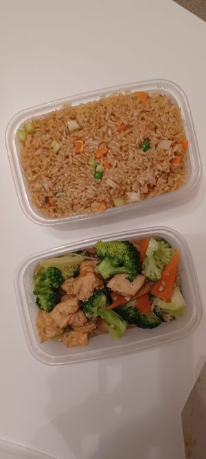Vegan garlic & mixed vegetables fried rice. Vegan stir fry tofu with broccoli, ginger & garlic. at Paw Paw in Banbury