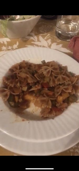 Farfalle con verdure dell’Orto 🫑  insalata sullo sfondo con pane , c’era anche un altro primo di cui non ho la foto, un riso venere che ricordo molto dolce e abbondante  at Agricola Samadhi in Zollino