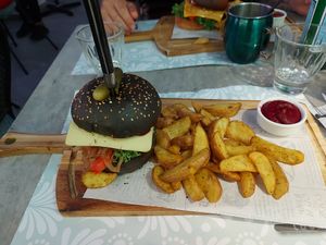 Falafelburger, potato wedges with beetroot sauce at Nektar Lounge in Santorini