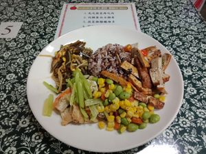 Typical meal of multi-grain rice and 4 veg options at Shu Xiang Yuan in Taipei