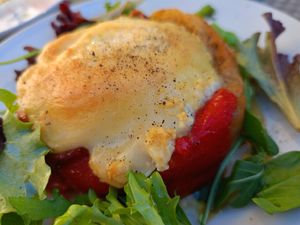 Timbal d'escalivada amb formatge de cabra at L'escola Local Social in Girona