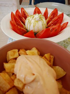 Braves i amanida de tomàquet at L'escola Local Social in Girona