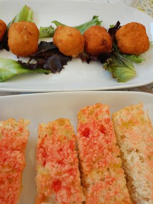 Pa amb tomàquet i croquetes de ceps at L'escola Local Social in Girona