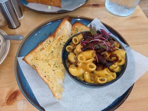 Hendo's and caramelised red onion relish vegan mac 'n' cheese with added fried mushrooms at Tigs Bagel & Coffee House in Sheffield