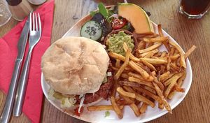 Hamburguesa vegana muy completa. at Le Cachotier in Carcassonne