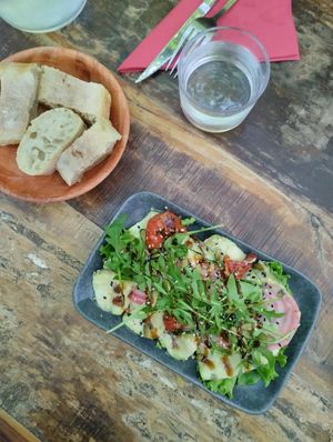 Zucchini 🥒 and Beet Carpaccio with Arugula 🥬, Dried Tomatoes 🍅 and a Delicious Vinaigrette 🫒 at Le Cachotier in Carcassonne