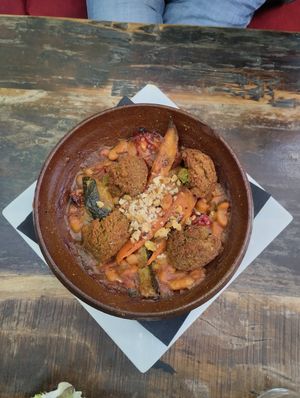 Vegan 'Cassoulet' (with Cannellini Beans in Tomato Sauce 🍅, Sweet Potatoes 🍠, Mixed Veggies 🥕🍅 and Falafels 🧆) at Le Cachotier in Carcassonne