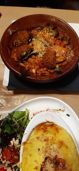 Comida típica francesa veganizada. Todo riquísimo y personal súper amable y atento. Uno de los mejores sitios donde hemos estado sin duda👏 at Le Cachotier in Carcassonne