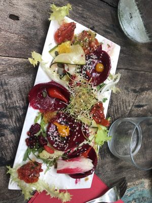 Entrée carpaccio betterave et courgette   at Le Cachotier in Carcassonne