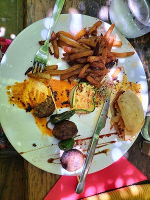 Une brochette végan et un demi-burger at Le Cachotier in Carcassonne