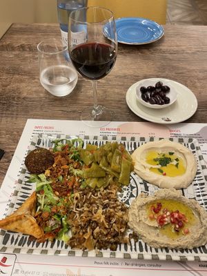 Plato combinado vegano: falafel, fatoush, green beans, hummus, betenjan (eggplant purée), mujadar, spinach fataier at Al Jaima de Abou Khalil in Barcelona