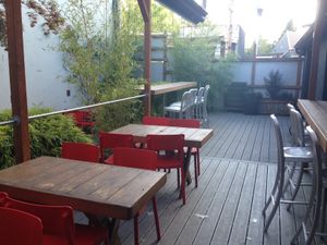 outdoor patio seating at Sizzle Pie - E Burnside in Portland