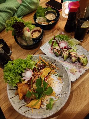 Bowl, Sushi, Sommerrolle und Gyoza at Udum in Cologne