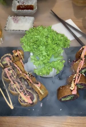 🥭 🥑 🫑 tempura roll on the left. Inari roll on the right ❤️  at Udum in Cologne