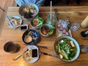 Viet Limo
Vietnamesischer Kaffee
Gyoza
Frühlingsrollen
Soy on the run
Pho groß
Buddha Bowl
Tuna roll  at Udum in Cologne