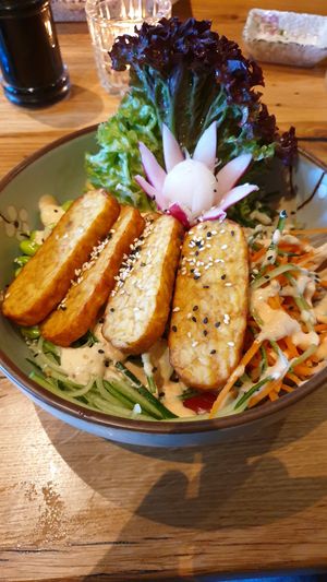 Tempeh quinoa bowl at Udum in Cologne