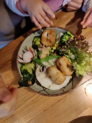 Deliciosa comida. Muy buena opción para ir en familia. at Udum in Cologne