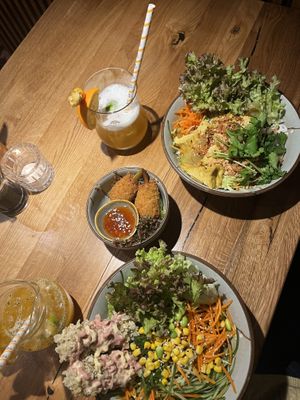 vegan chicken drumstick, pagoda bowl and buddha bowl  at Udum in Cologne