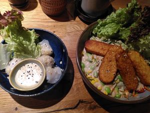 Ha Cao Bällchen, Bowl mit Tempeh und Quinoa etc. at Udum in Cologne
